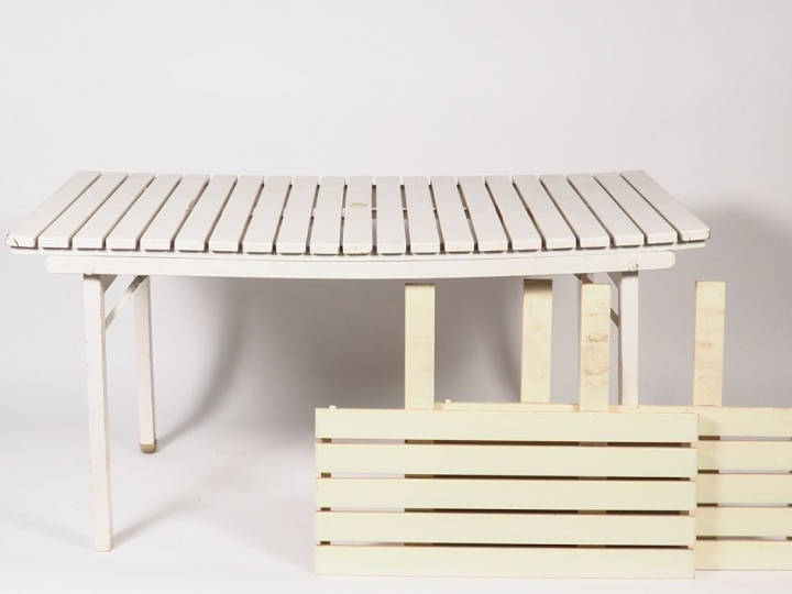 Salon de jardin en bois blanc teinté comprenant : une table 6 chaises 