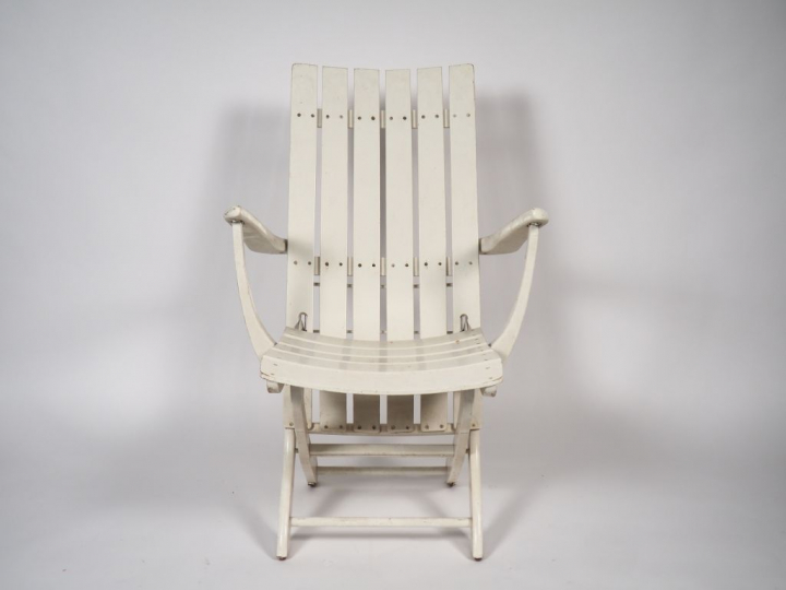 Salon de jardin en bois blanc teinté comprenant : une table 6 chaises 
