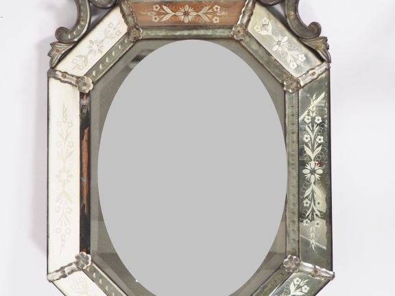 Miroir à pans coupés en verre de Venise. Dim. 118 x 70 cm.