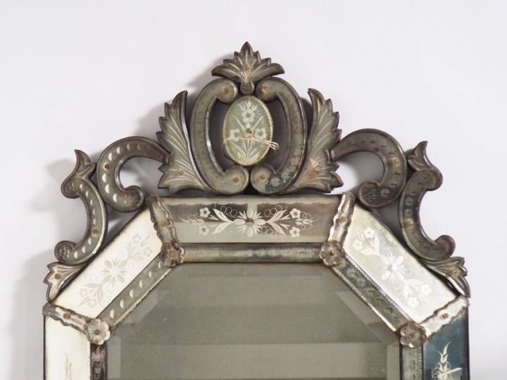 Miroir à pans coupés en verre de Venise. Dim. 118 x 70 cm.