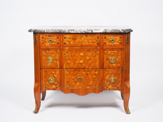 Vente aux enchères Commode Transition en marqueterie à décor de cubes, ouvrant à trois ti