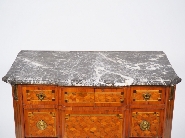 Commode Transition en marqueterie à décor de cubes, ouvrant à trois ti