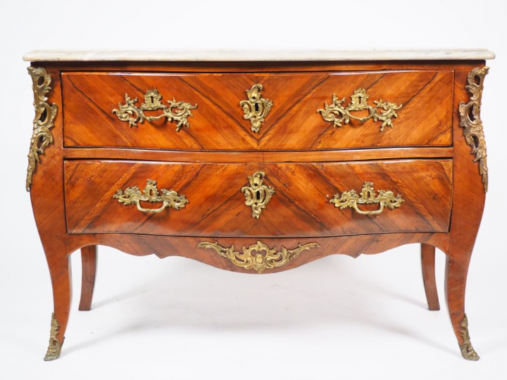 HACHE à Grenoble.  Commode Louis XV en noyer et placage de noyer, dess