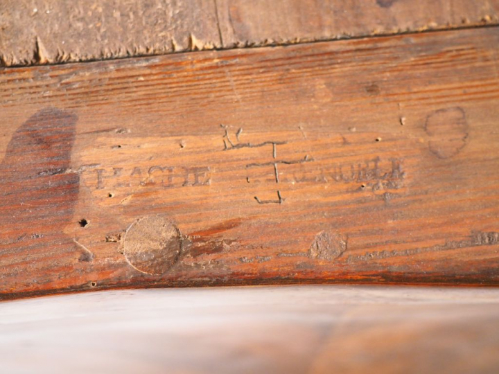 HACHE à Grenoble.  Commode Louis XV en noyer et placage de noyer, dess