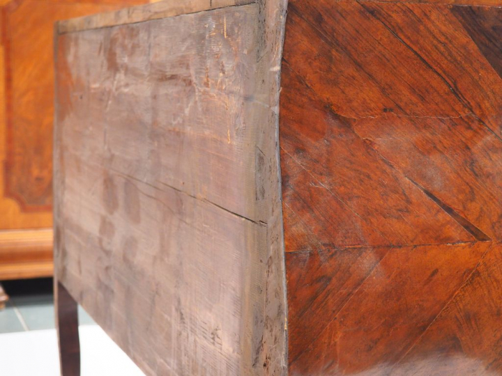 HACHE à Grenoble.  Commode Louis XV en noyer et placage de noyer, dess