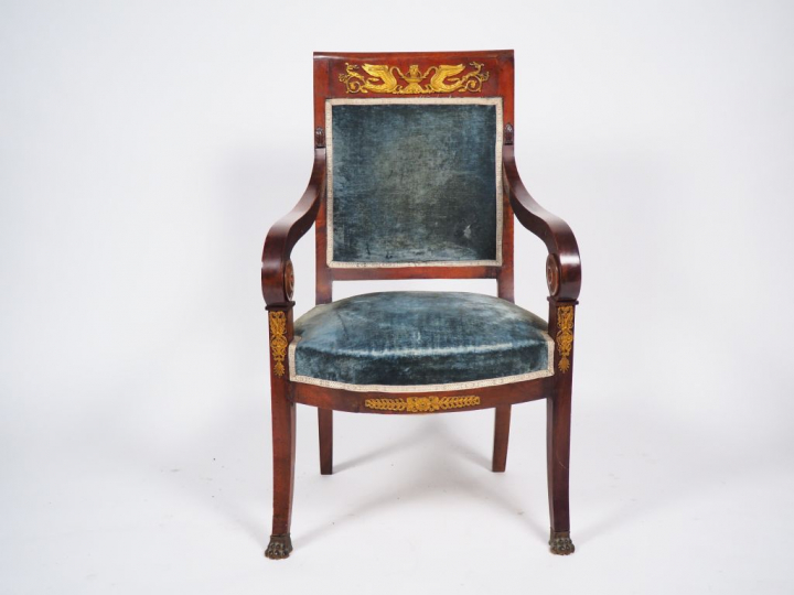 Suite de six fauteuils à bandeau Empire en acajou et placage d'acajou,