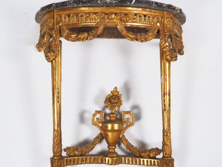 Console demi lune de style Louis XVI en bois sculpté, doré et ajouré à