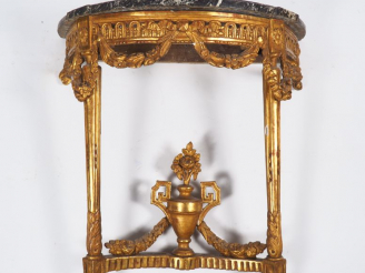 Vente aux enchères Console demi lune de style Louis XVI en bois sculpté, doré et ajouré à