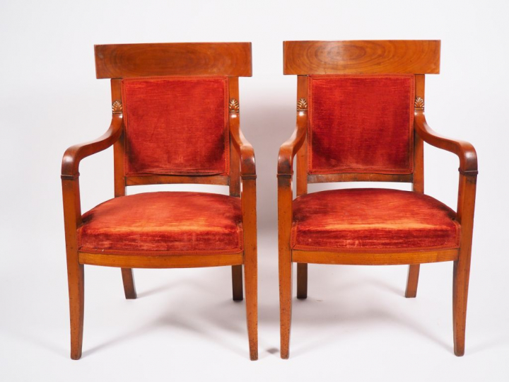 Paire de fauteuils Directoire en merisier, piétement sabre, garniture 