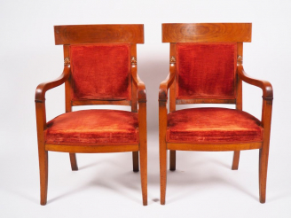 Vente aux enchères Paire de fauteuils Directoire en merisier, piétement sabre, garniture 
