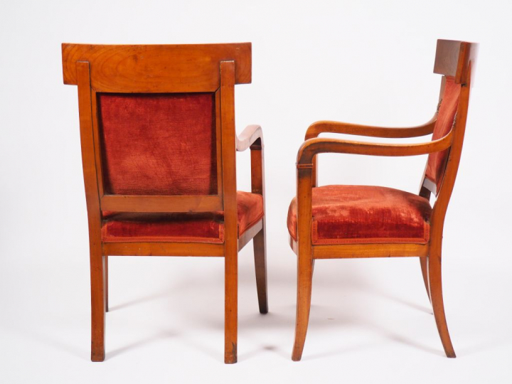 Paire de fauteuils Directoire en merisier, piétement sabre, garniture 
