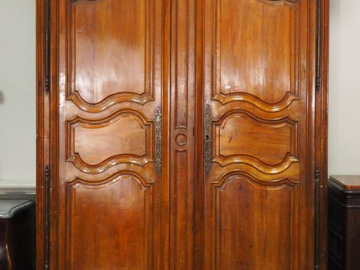 Armoire Louis XIV en noyer mouluré, ouvrant à deux portes à trois pann