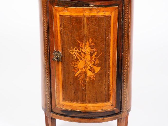 Petit commode demi-lune de style Louis XVI en marqueterie, à décor de 