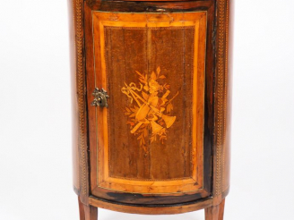 Vente aux enchères Petit commode demi-lune de style Louis XVI en marqueterie, à décor de 