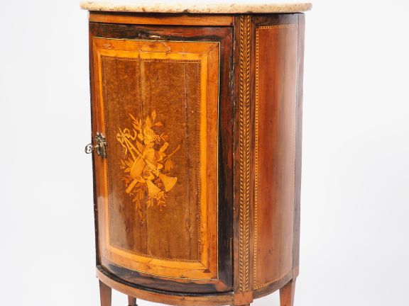 Petit commode demi-lune de style Louis XVI en marqueterie, à décor de 