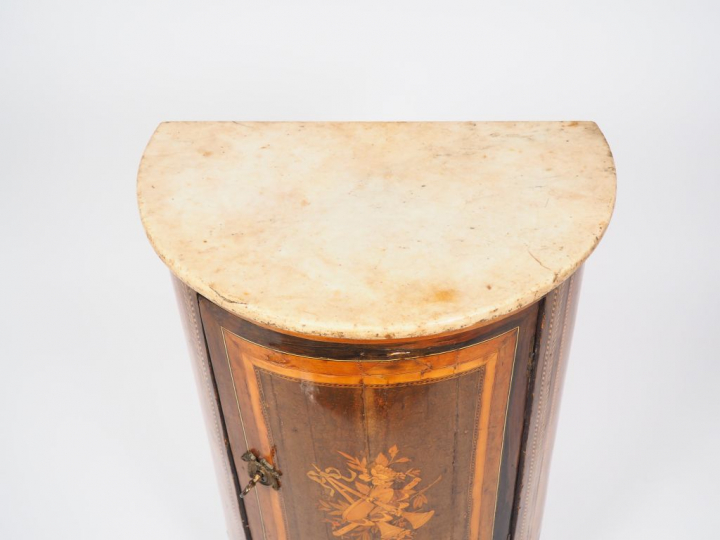 Petit commode demi-lune de style Louis XVI en marqueterie, à décor de 