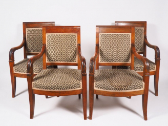 Vente aux enchères Suite de quatre fauteuils Empire en noyer, piétement sabre.