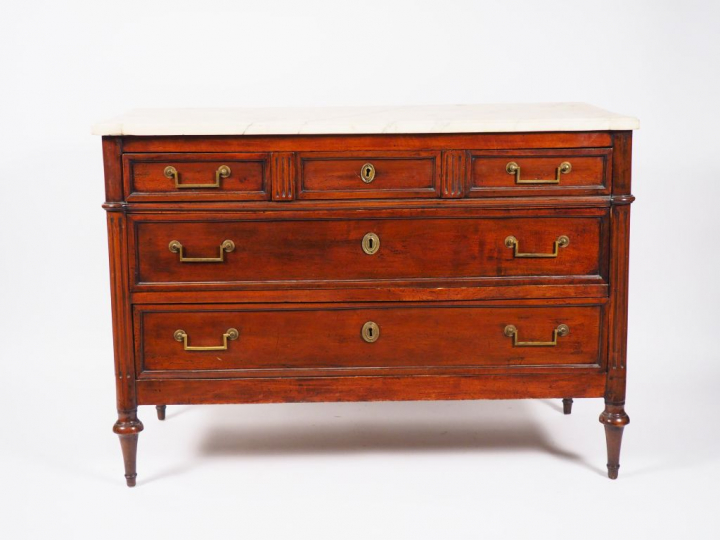 Commode Louis XVI en acajou, ouvrant à trois tiroirs en façade, dessus