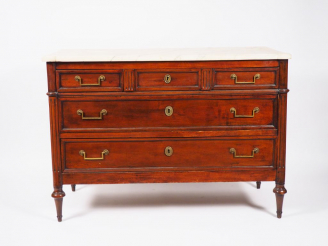 Vente aux enchères Commode Louis XVI en acajou, ouvrant à trois tiroirs en façade, dessus