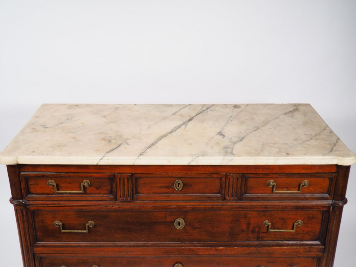 Commode Louis XVI en acajou, ouvrant à trois tiroirs en façade, dessus