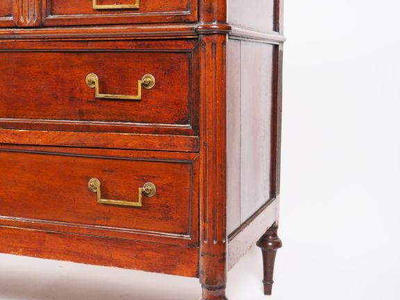 Commode Louis XVI en acajou, ouvrant à trois tiroirs en façade, dessus