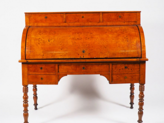 Vente aux enchères Bureau à cylindre Restauration en frène, pieds balustre annelés. Dim. 