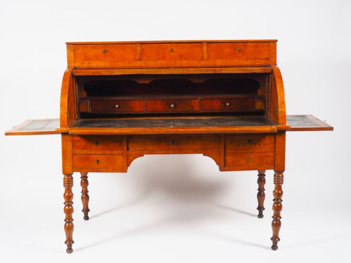Bureau à cylindre Restauration en frène, pieds balustre annelés. Dim. 