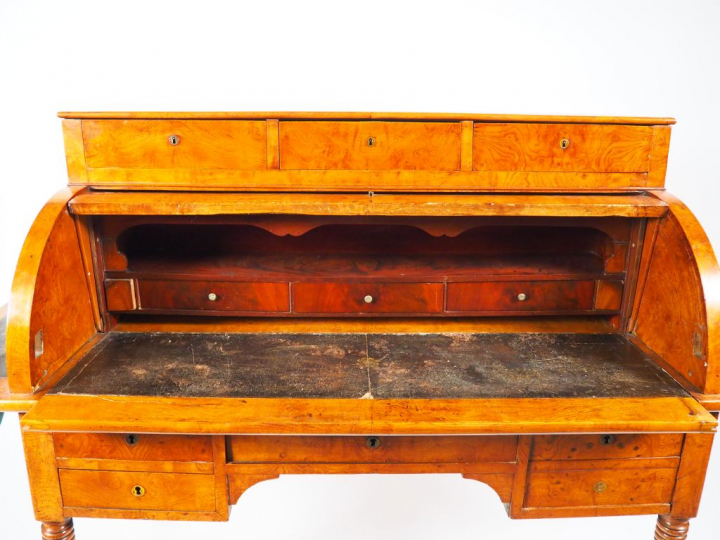 Bureau à cylindre Restauration en frène, pieds balustre annelés. Dim. 