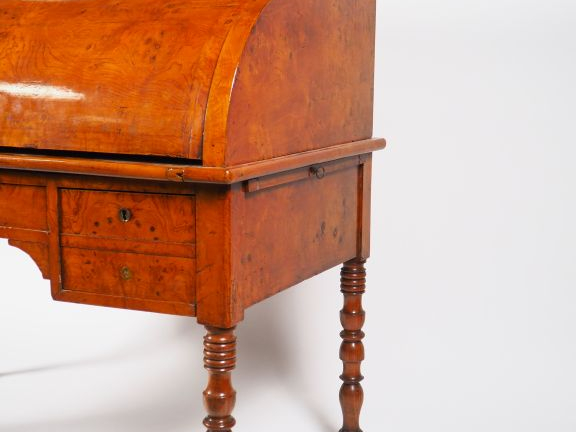 Bureau à cylindre Restauration en frène, pieds balustre annelés. Dim. 