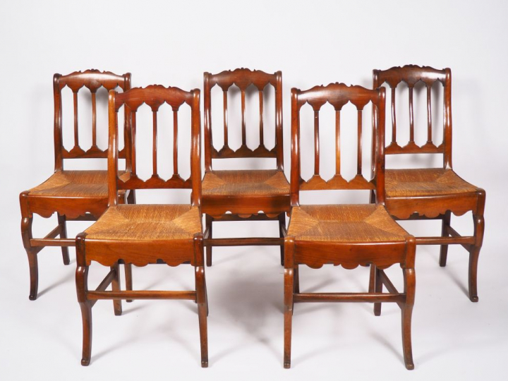 Suite de cinq chaises paillées Restauration en merisier, dossier ajour