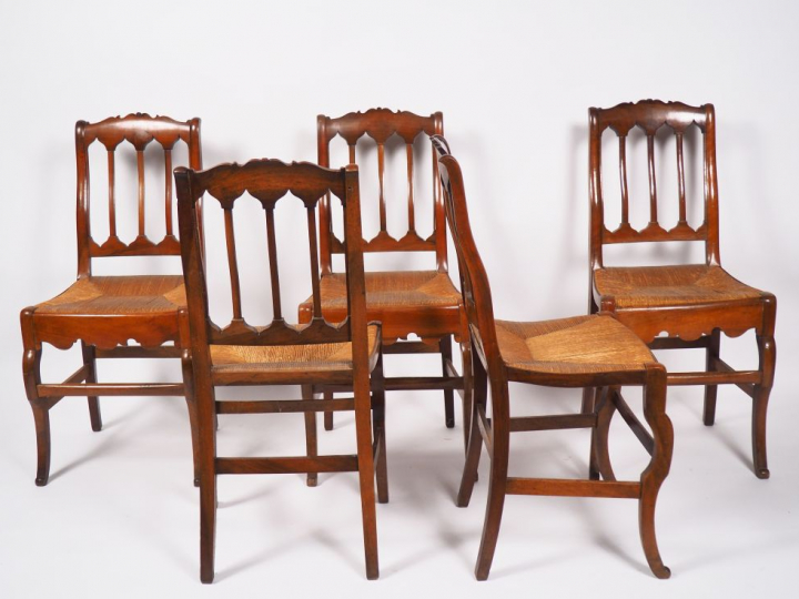 Suite de cinq chaises paillées Restauration en merisier, dossier ajour