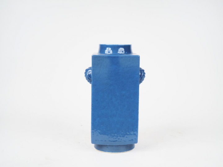 Chine, XIXe siècle, Vase Cong bleu saphir symbolisant la terre, orné d