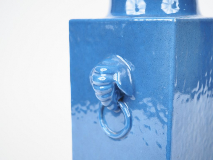 Chine, XIXe siècle, Vase Cong bleu saphir symbolisant la terre, orné d