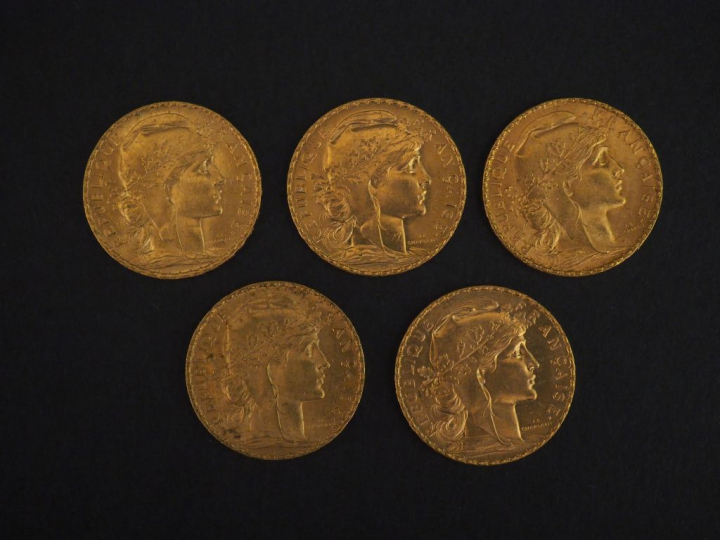 Cinq pièces de 20 Francs or, 1901 (x2) et 1907 (x3). FRAIS ACHETEUS 5%