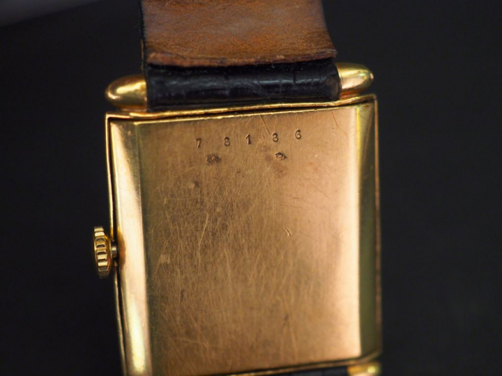 JAEGER LECOULTRE Montre bracelet, boitier en or jaune.  Cadran carré à