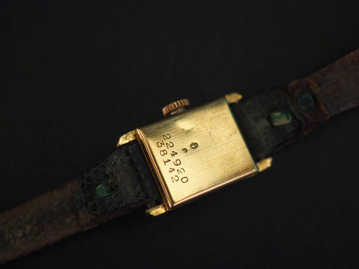 BAUME   MERCIER Petite montre bracelet de dame, boitier en or jaune.  