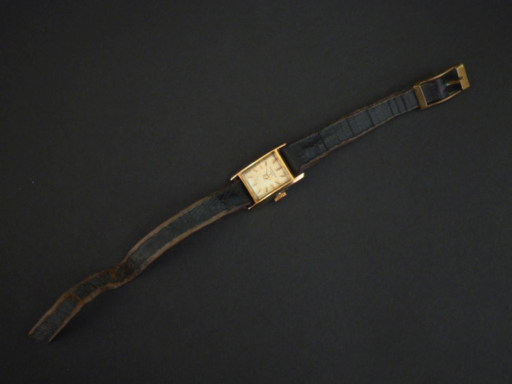 BAUME   MERCIER Petite montre bracelet de dame, boitier en or jaune.  