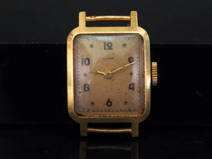 CYMA Boitier de montre en or jaune.  Cadran carré à chiffres arabes et