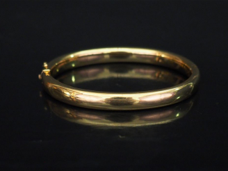 Vente aux enchères Bracelet jonc en or jaune.  Dim. internes : 5,3 x 6,1 cm Poids. 26,64 