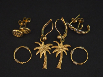 Vente aux enchères Ensemble comprenant :  - une paire de perce-oreilles en or jaune et éc