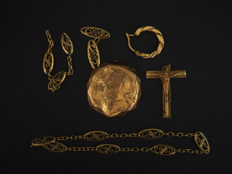 Vente aux enchères Ensemble comprenant :  - des éléments de collier en or jaune, composé 