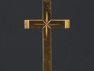 Vente aux enchères Pendentif en forme de croix en or jaune, à décor gravé d'une étoile en