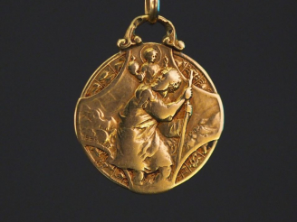 Vente aux enchères Médaille religieuse en or jaune figurant Saint Christophe portant le C