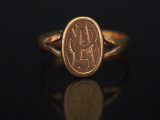 Vente aux enchères Bague Napoléon III en or jaune, à décor de monogramme.  TDD. 56 Poids.