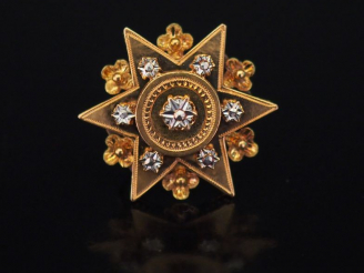 Vente aux enchères Broche en forme d'étoile en or jaune, à décor de fleurettes. 2,5 x 2,5