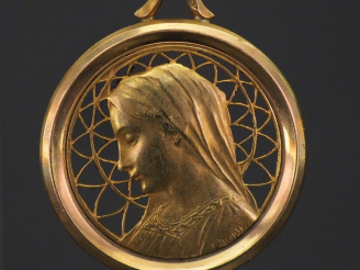 Vente aux enchères Médaille religieuse ajourée en or jaune, figurant la Sainte Vierge de 