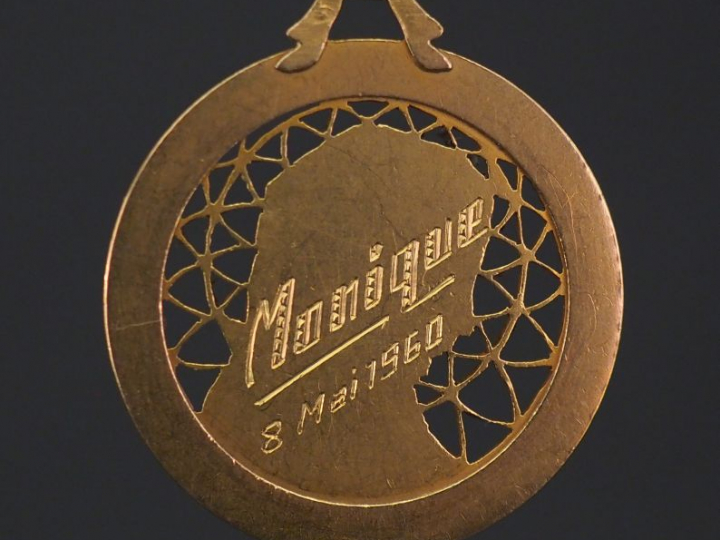 Médaille religieuse ajourée en or jaune, figurant la Sainte Vierge de 