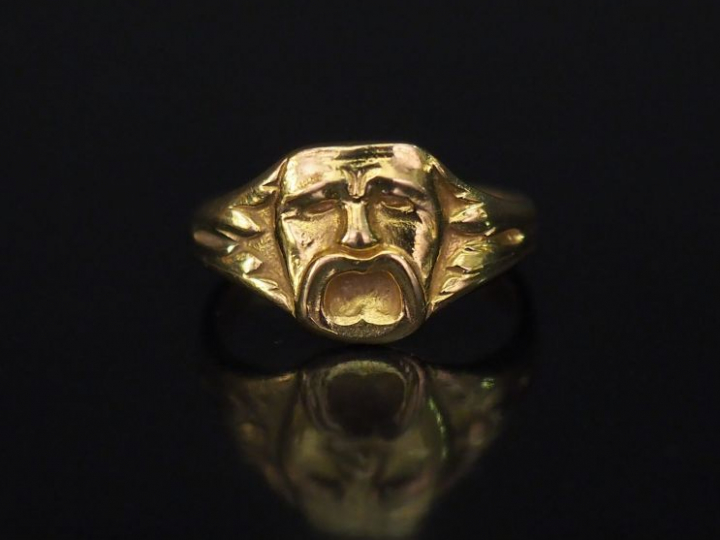 ARNOULD Bague en or jaune, à décor de masque. Signée. TDD. 54 1/2 Poid