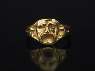 Vente aux enchères ARNOULD Bague en or jaune, à décor de masque. Signée. TDD. 54 1/2 Poid