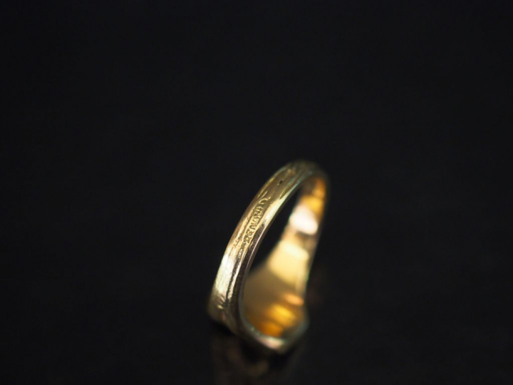 ARNOULD Bague en or jaune, à décor de masque. Signée. TDD. 54 1/2 Poid